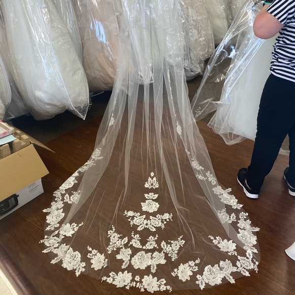 COPY - Cathedral Veil Lace Beaded Bel-Aire NWT - Picture 3 of 5